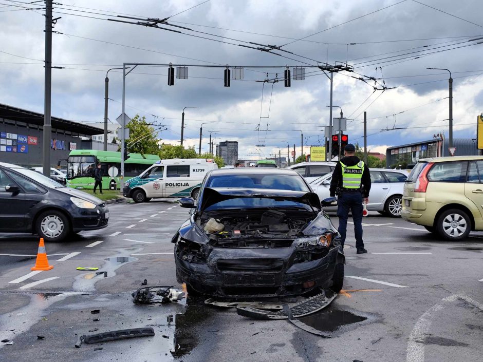 Stipri avarija Kaune: į iškvietimą vykusių medikų automobilis – ant šono ir išdužusiais stiklais