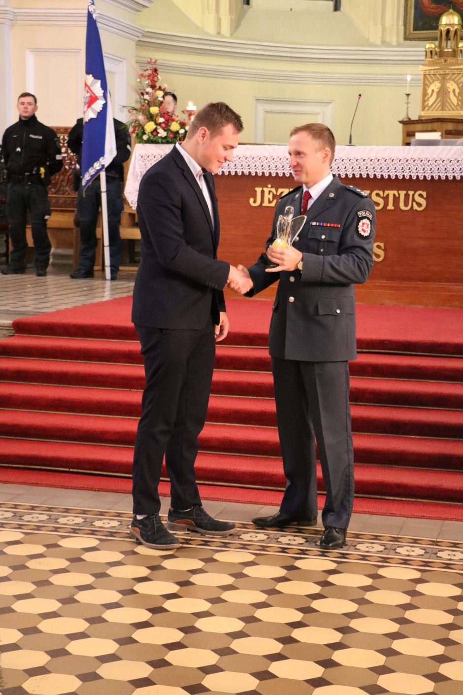 Už išgelbėtas žmonių gyvybes apdovanotas jaunas kaunietis