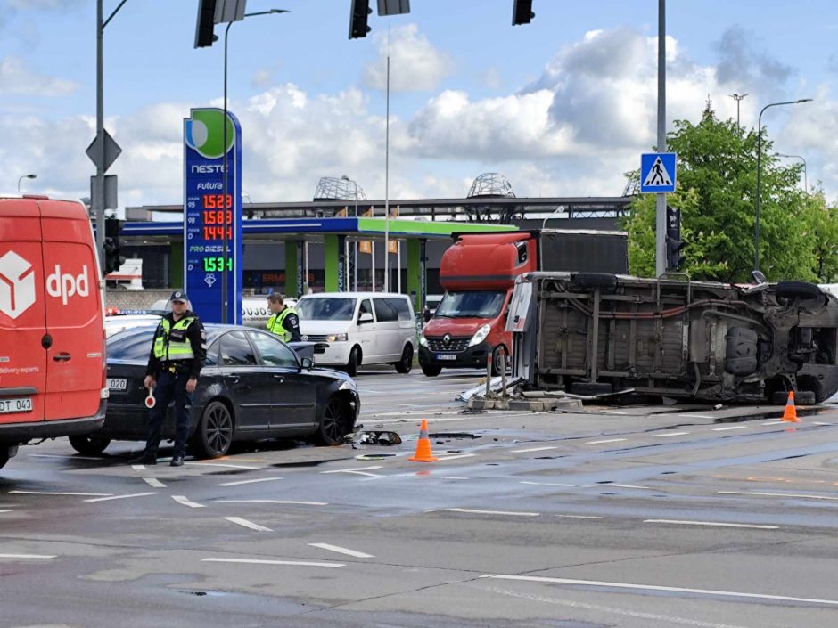 Stipri avarija Kaune: į iškvietimą vykusių medikų automobilis – ant šono ir išdužusiais stiklais