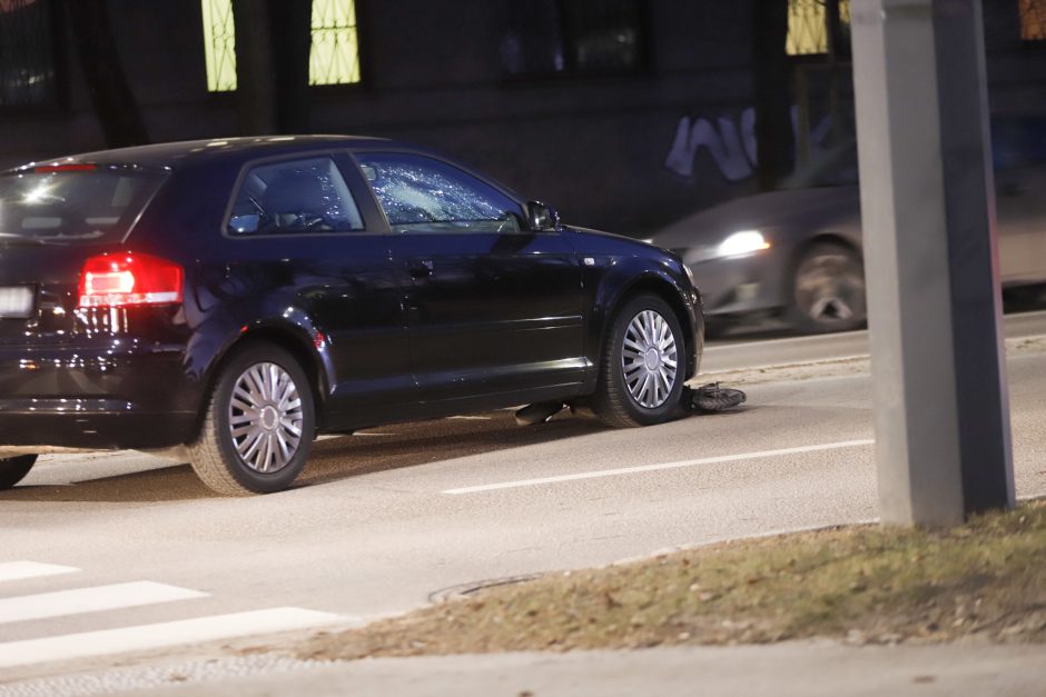 Skaudi nelaimė Kaune: perėjoje partrenktas elektriniu paspirtuku važiavęs vaikas