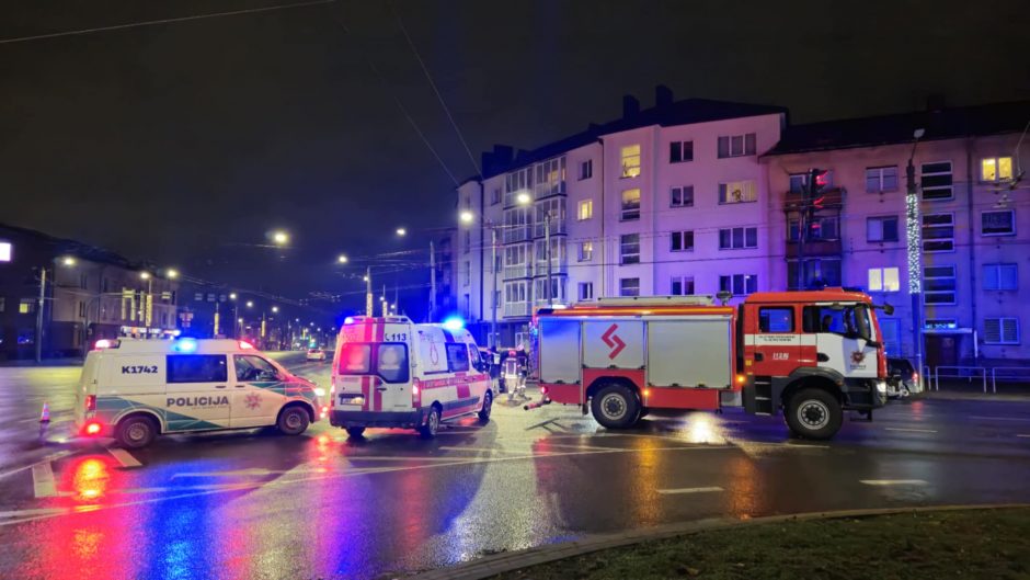 Smarki avarija „Aklųjų“ sankryžoje: viename iš suknežintų automobilių – 4-erių vaikas