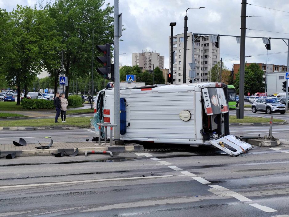 Stipri avarija Kaune: į iškvietimą vykusių medikų automobilis – ant šono ir išdužusiais stiklais