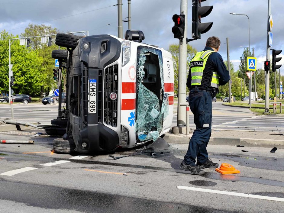 Stipri avarija Kaune: į iškvietimą vykusių medikų automobilis – ant šono ir išdužusiais stiklais