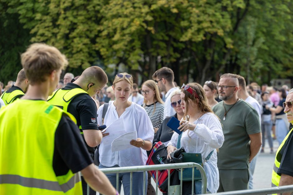 Metų renginys: E. Sheerano koncerte – margaspalvė minia