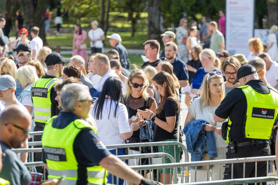 Metų renginys: E. Sheerano koncerte – margaspalvė minia