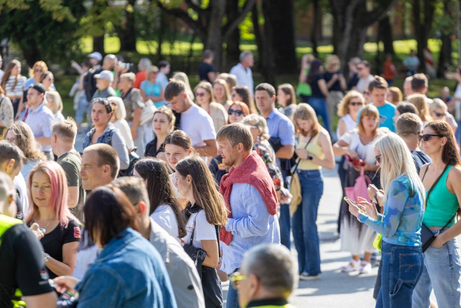 Metų renginys: E. Sheerano koncerte – margaspalvė minia