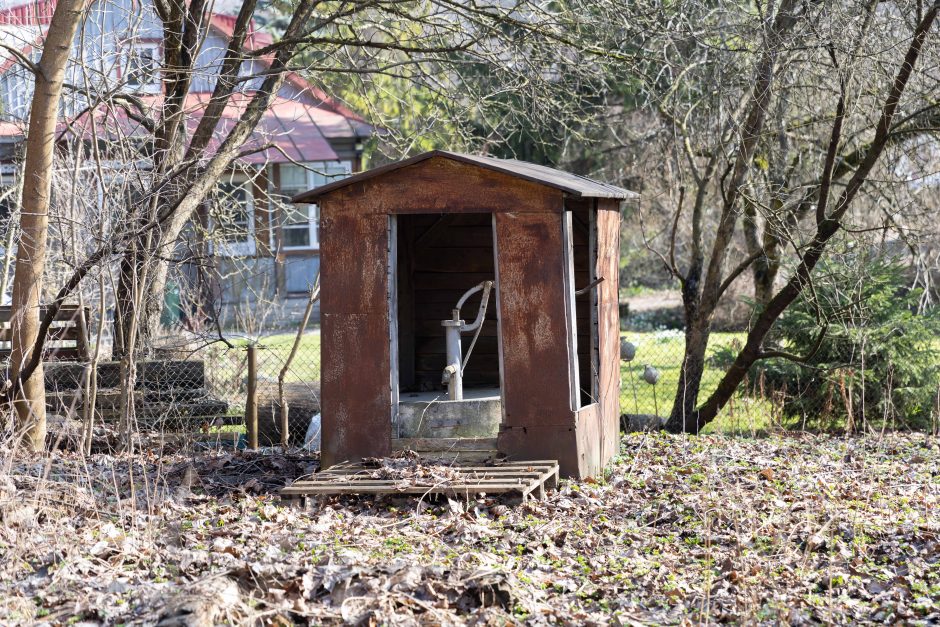 Gimdyvė su kūdikiu aptikti klaikioje benamių landynėje