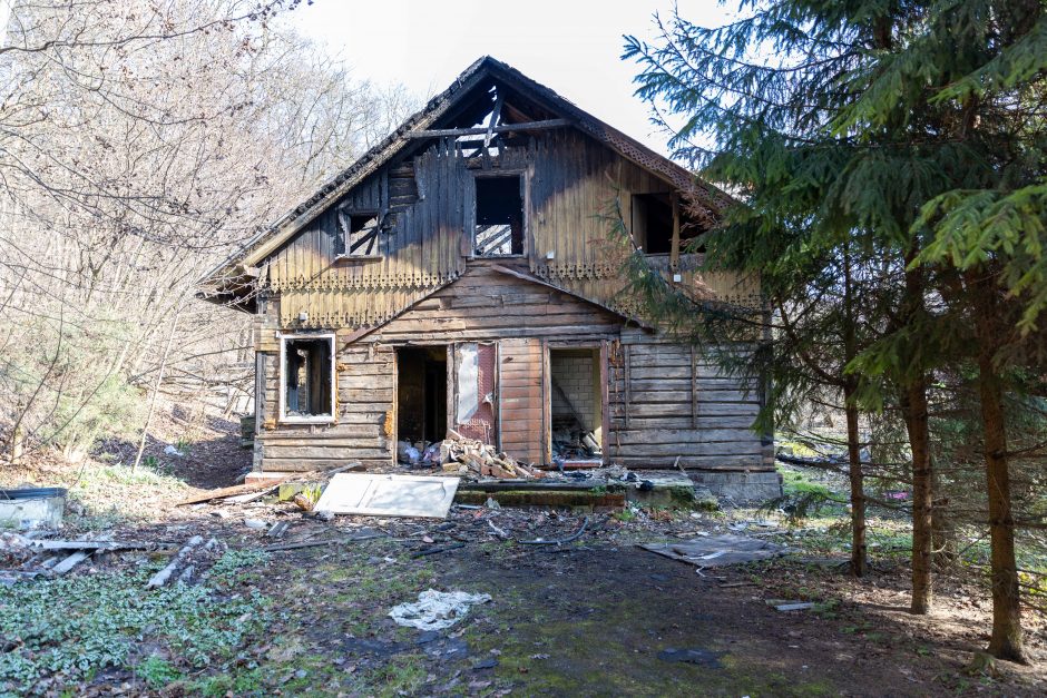 Gimdyvė su kūdikiu aptikti klaikioje benamių landynėje