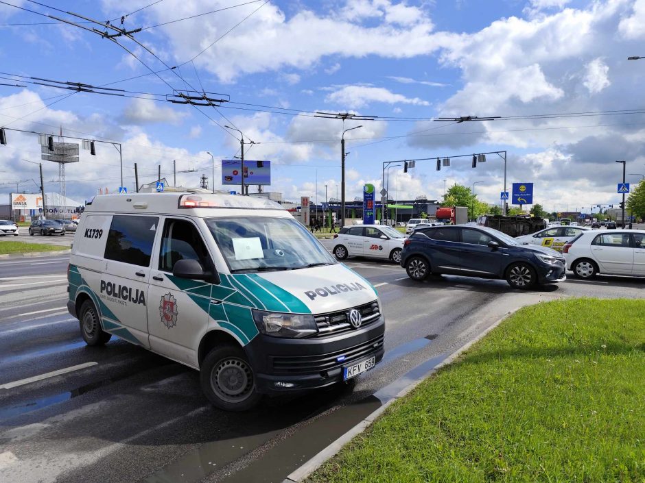 Stipri avarija Kaune: į iškvietimą vykusių medikų automobilis – ant šono ir išdužusiais stiklais