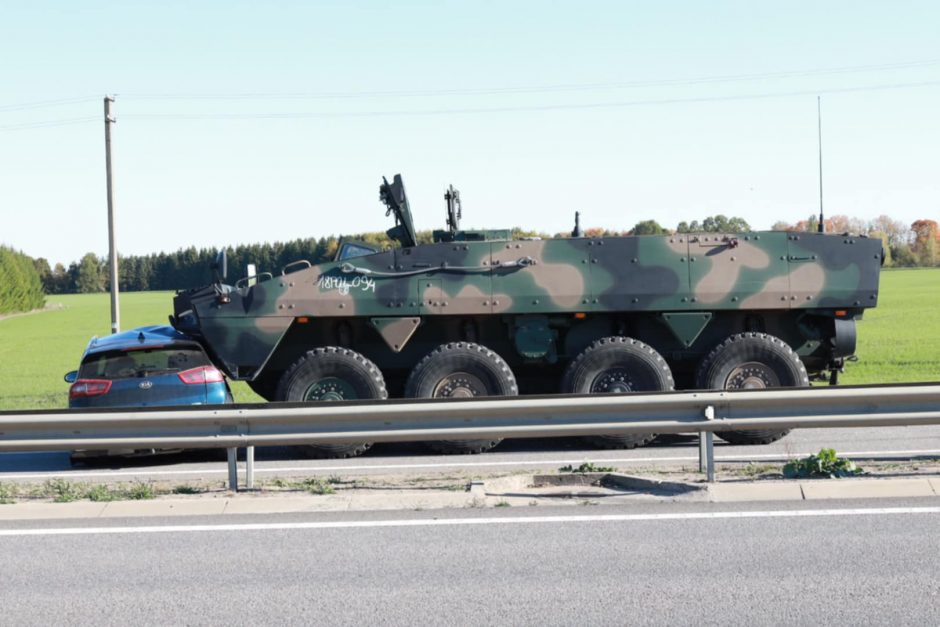 Skirtingose pakaunės vietose į eismo įvykius pateko šarvuočių kolona ir Karo policija