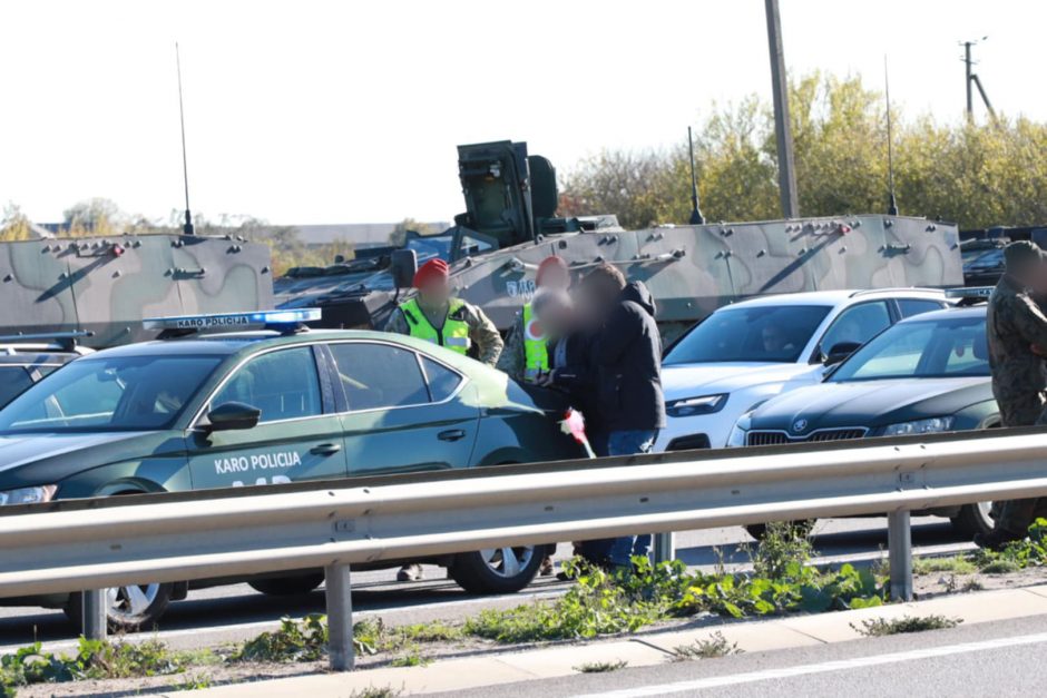 Skirtingose pakaunės vietose į eismo įvykius pateko šarvuočių kolona ir Karo policija