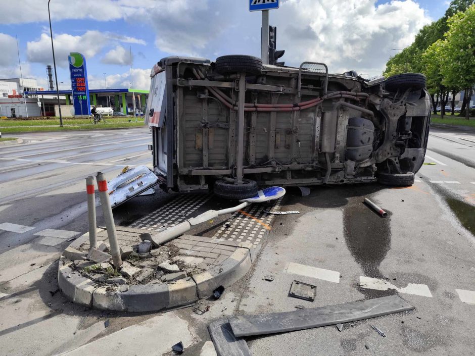 Stipri avarija Kaune: į iškvietimą vykusių medikų automobilis – ant šono ir išdužusiais stiklais