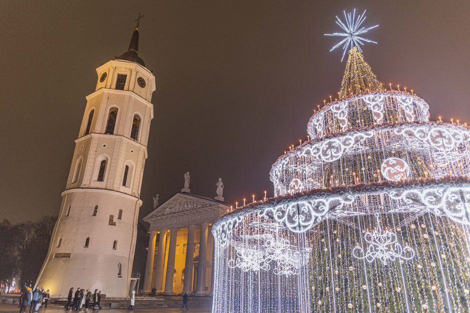 Skelbia sostinės Kalėdų eglės ir papuošimų kainą