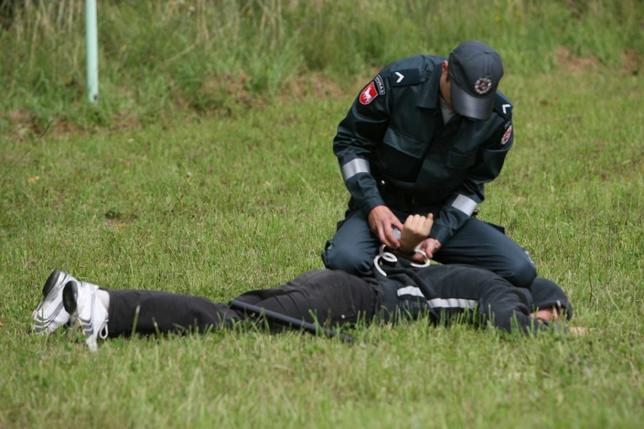 Nemuno pakrantėje – girto vyro „šou“: svaidėsi keiksmais, grasino moteriai ginklu