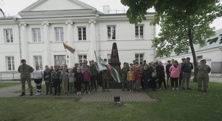 Ruošiasi ginti Tėvynę: vaikai po stovyklos grįš kitokie