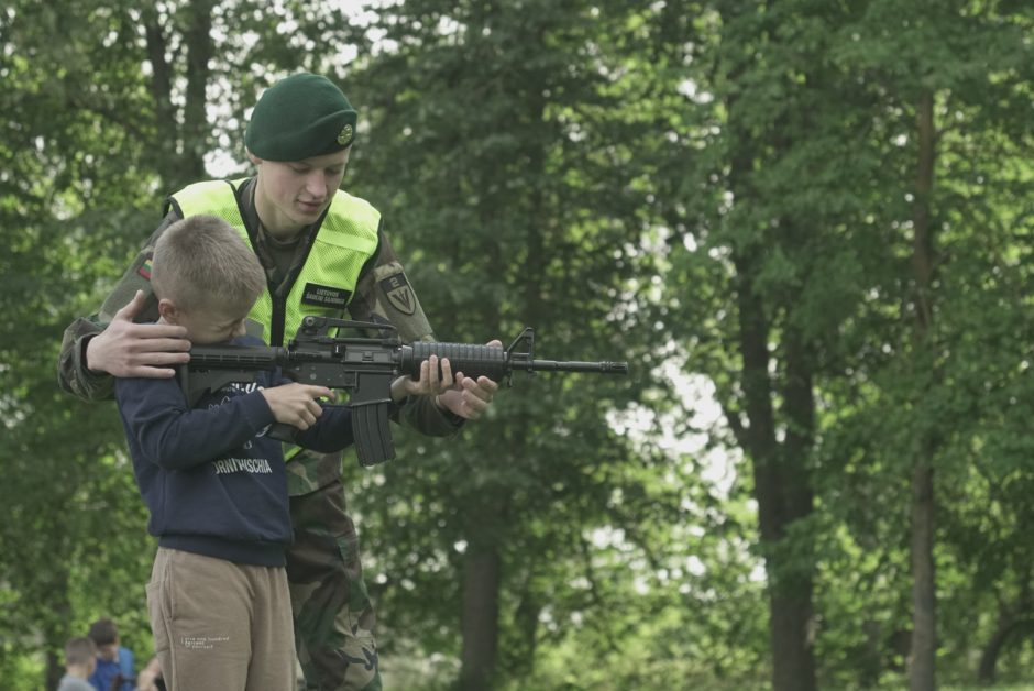 Ruošiasi ginti Tėvynę: vaikai po stovyklos grįš kitokie