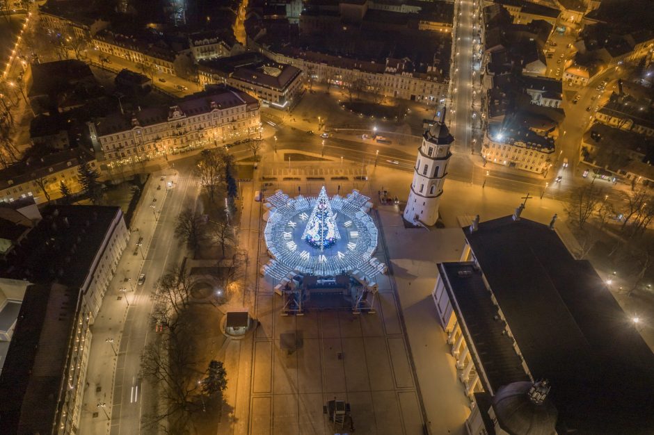 Katedros aikštėje suspindo stulbinanti Vilniaus Kalėdų eglė