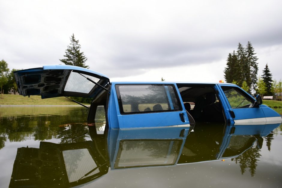 Senvagės tvenkinyje nuskendo aplinką tvarkančios Kauno įmonės automobilis