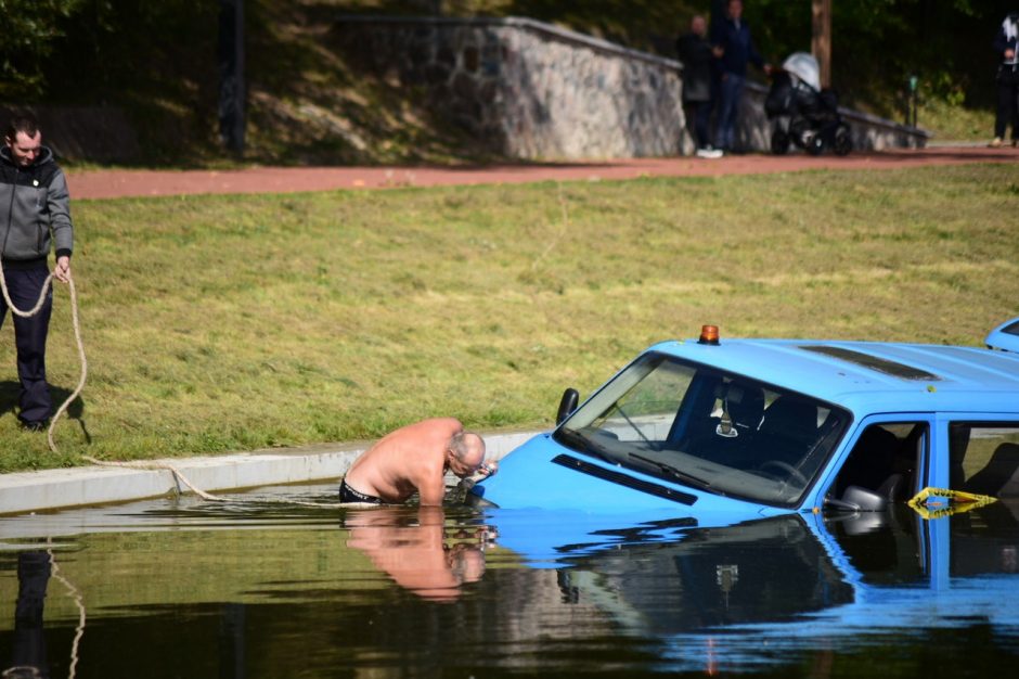 Senvagės tvenkinyje nuskendo aplinką tvarkančios Kauno įmonės automobilis