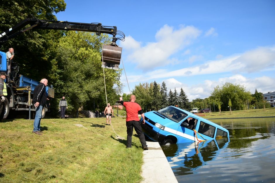 Senvagės tvenkinyje nuskendo aplinką tvarkančios Kauno įmonės automobilis