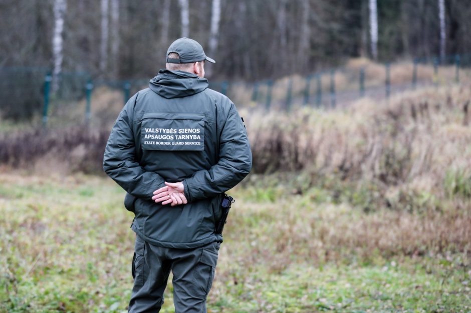 Incidentas Baltarusijos pasienyje: padėdamas motinai su kūdikiu Lietuvos pasienietis kirto sieną