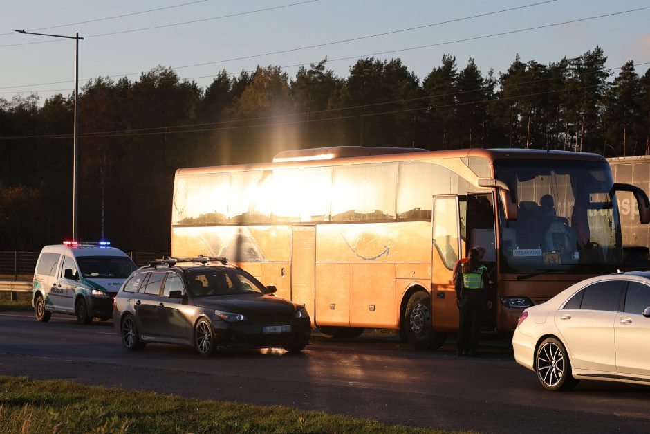 Avarija po avarijos: autobuso ir BMW susidūrimas paralyžiavo magistralę