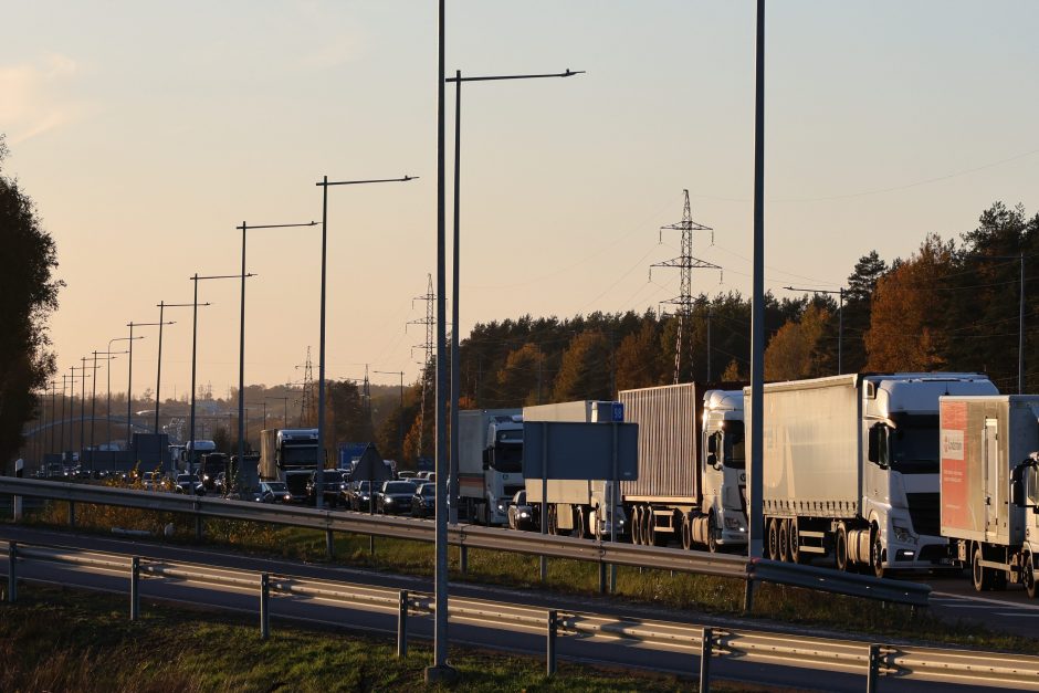 Avarija po avarijos: autobuso ir BMW susidūrimas paralyžiavo magistralę