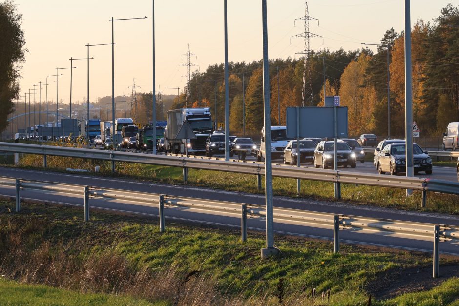 Avarija po avarijos: autobuso ir BMW susidūrimas paralyžiavo magistralę