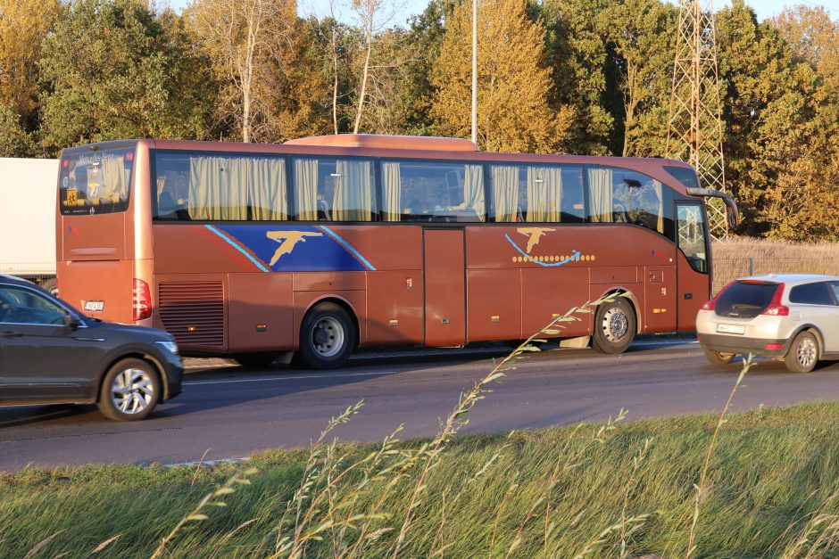 Avarija po avarijos: autobuso ir BMW susidūrimas paralyžiavo magistralę