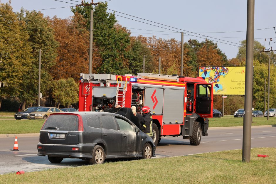 Gaisras Taikos prospekte: degalinės prieigose užsidegė šeimos automobilis