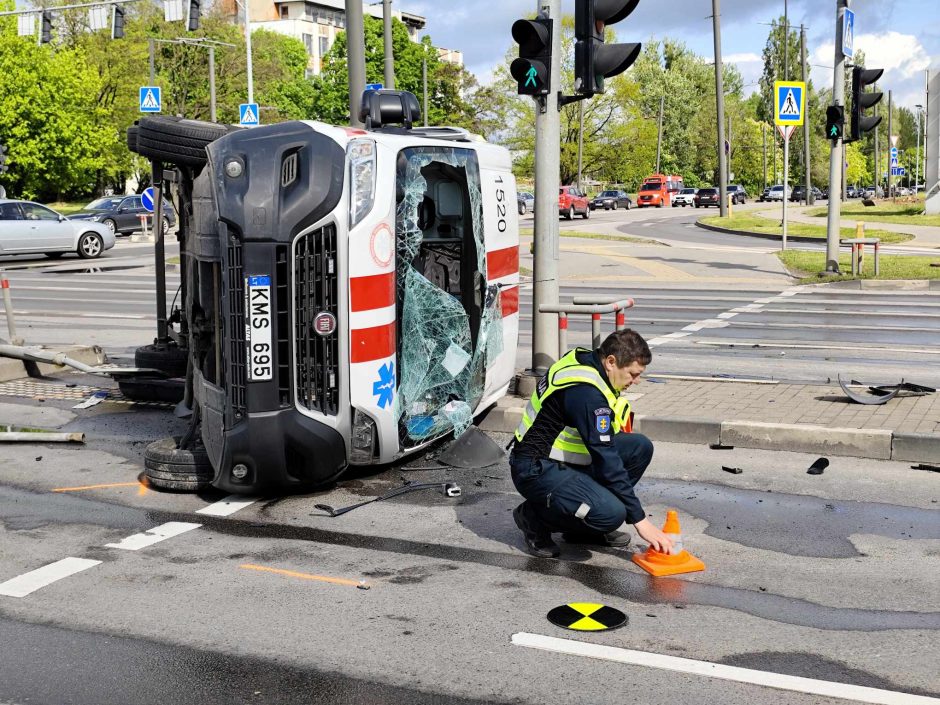 Stipri avarija Kaune: į iškvietimą vykusių medikų automobilis – ant šono ir išdužusiais stiklais