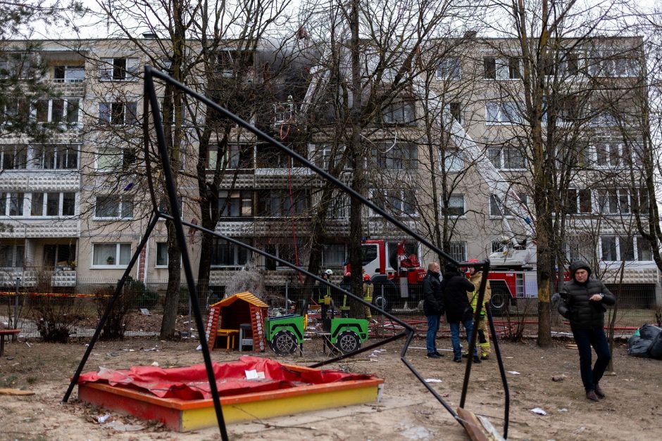 Iš degančio daugiabučio Viršuliškėse buvo išgelbėta penkiolika žmonių, du žuvo