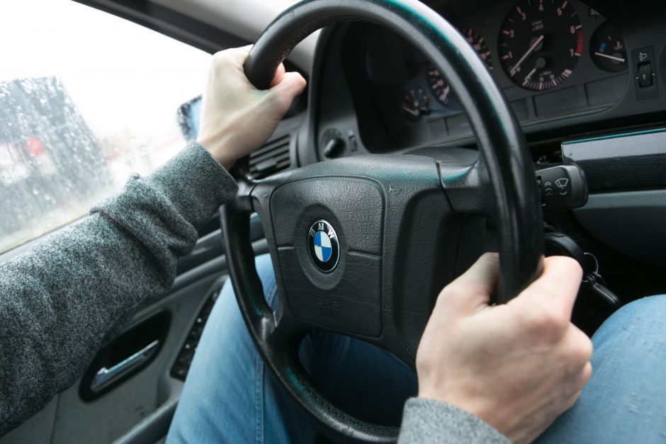 BMW kelyje lenkė traktorių ir sužalojo šalikelėje ėjusį žmogų