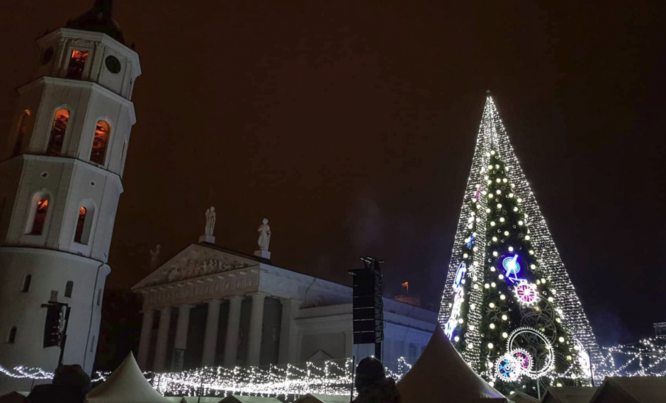 Katedros aikštėje suspindo stulbinanti Vilniaus Kalėdų eglė