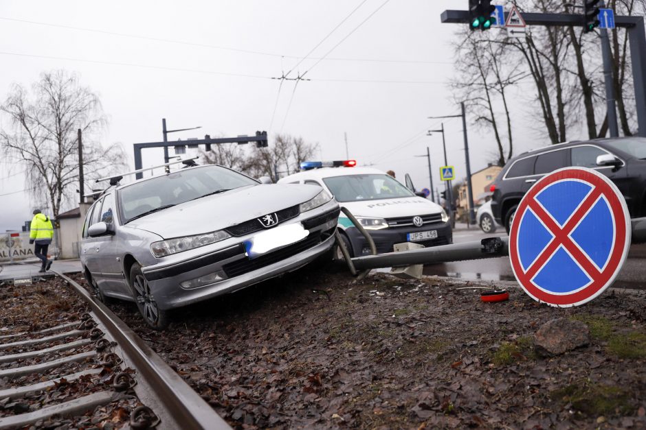 Po avarijos Šančiuose „Peugeot“ atsidūrė ant bėgių