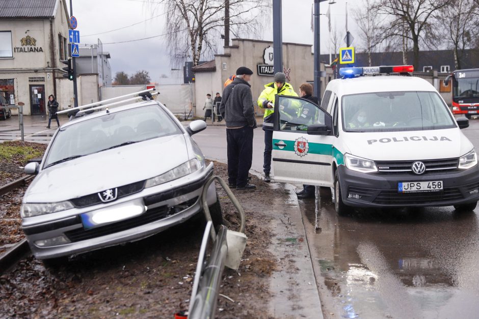 Po avarijos Šančiuose „Peugeot“ atsidūrė ant bėgių