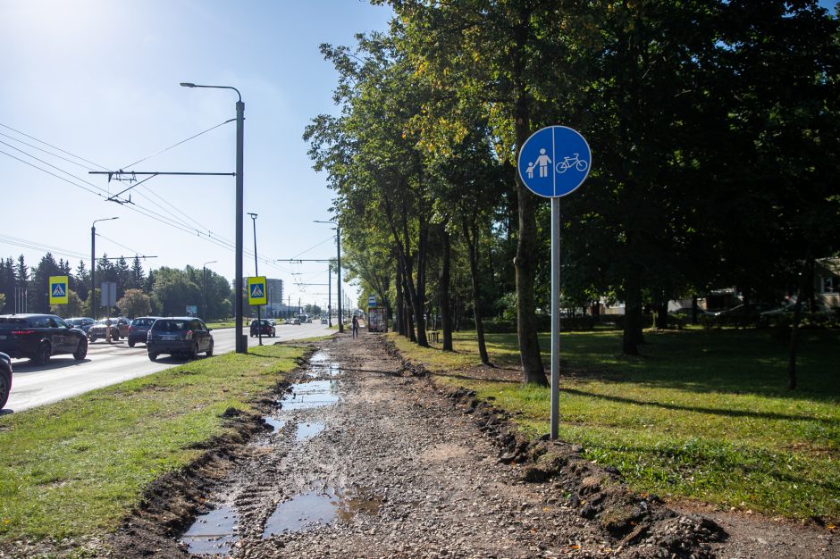 Nustebo: kodėl Pramonės prospekte išardė šaligatvį?