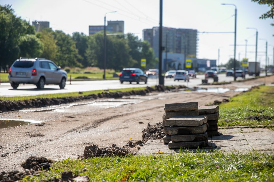 Nustebo: kodėl Pramonės prospekte išardė šaligatvį?