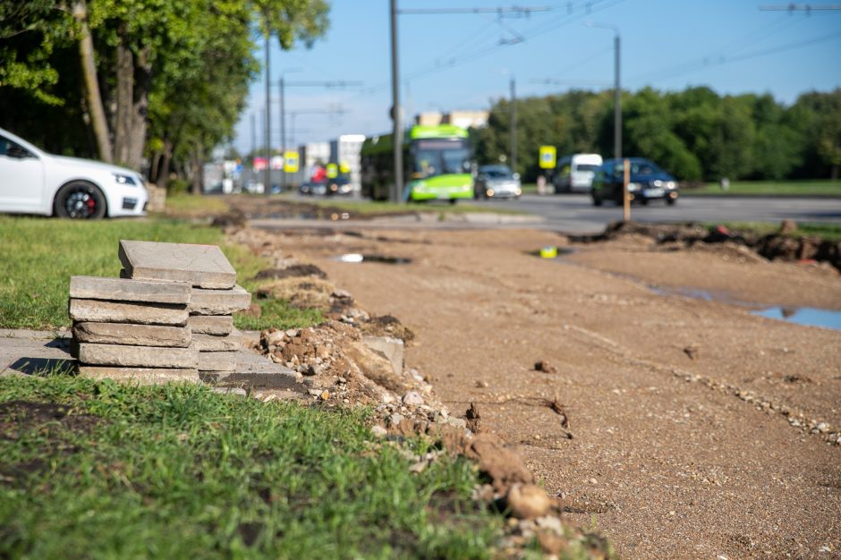 Nustebo: kodėl Pramonės prospekte išardė šaligatvį?