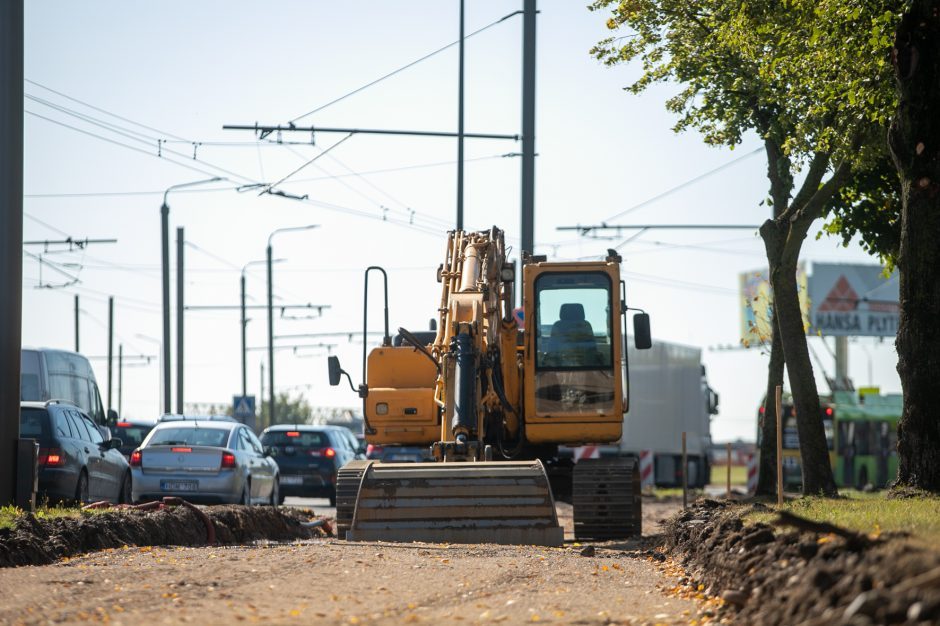 Nustebo: kodėl Pramonės prospekte išardė šaligatvį?