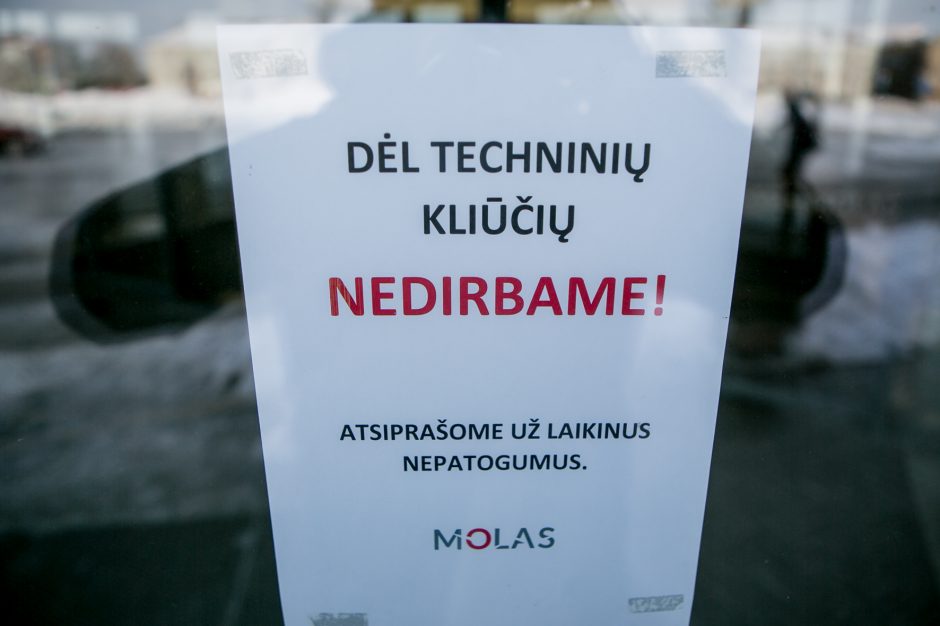 Laikinai uždarytas prekybos centras „Molas“: pavojų sukėlė ant stogo susikaupęs sniegas