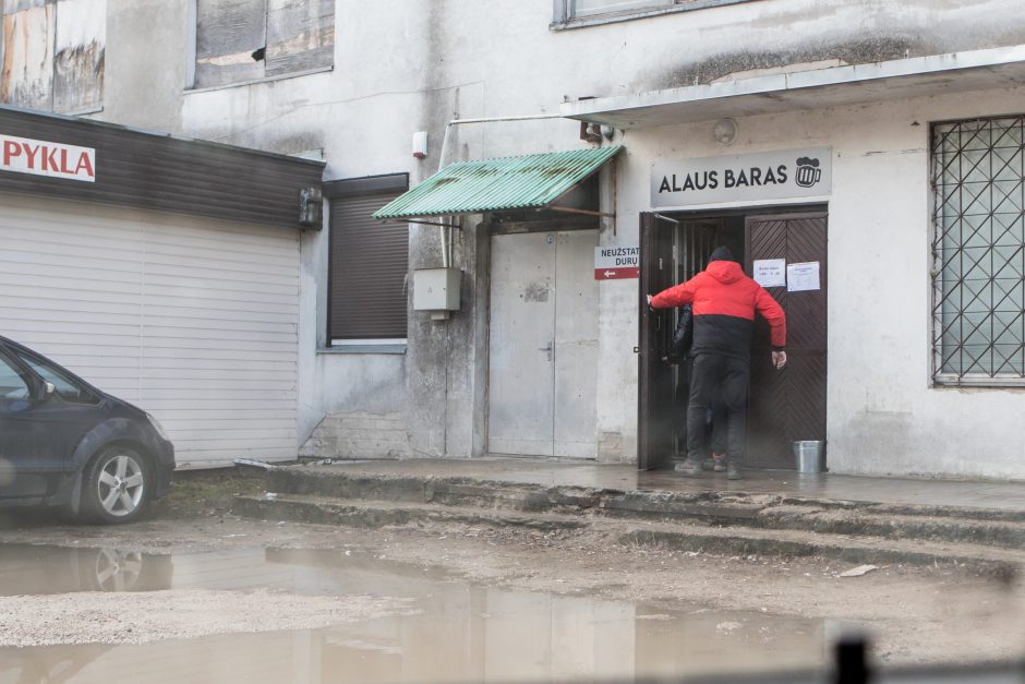 Alaus baro kaimynystė gąsdina: ko tik čia neprisižiūrime – keikiasi, voliojasi, šlapinasi