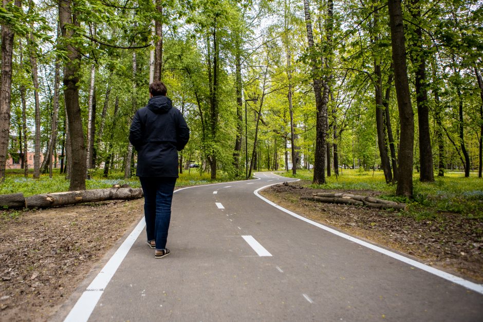 Dviračių takas Ąžuolyne: vieniems primena automagistralę, kitiems – pakilimo taką 