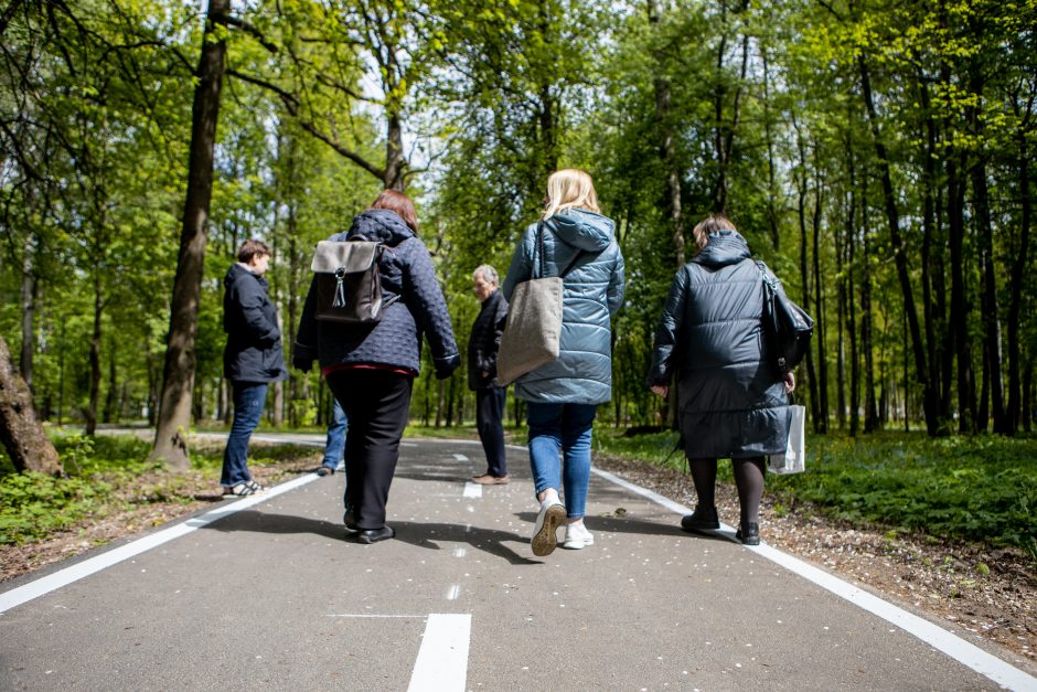 Dviračių takas Ąžuolyne: vieniems primena automagistralę, kitiems – pakilimo taką 