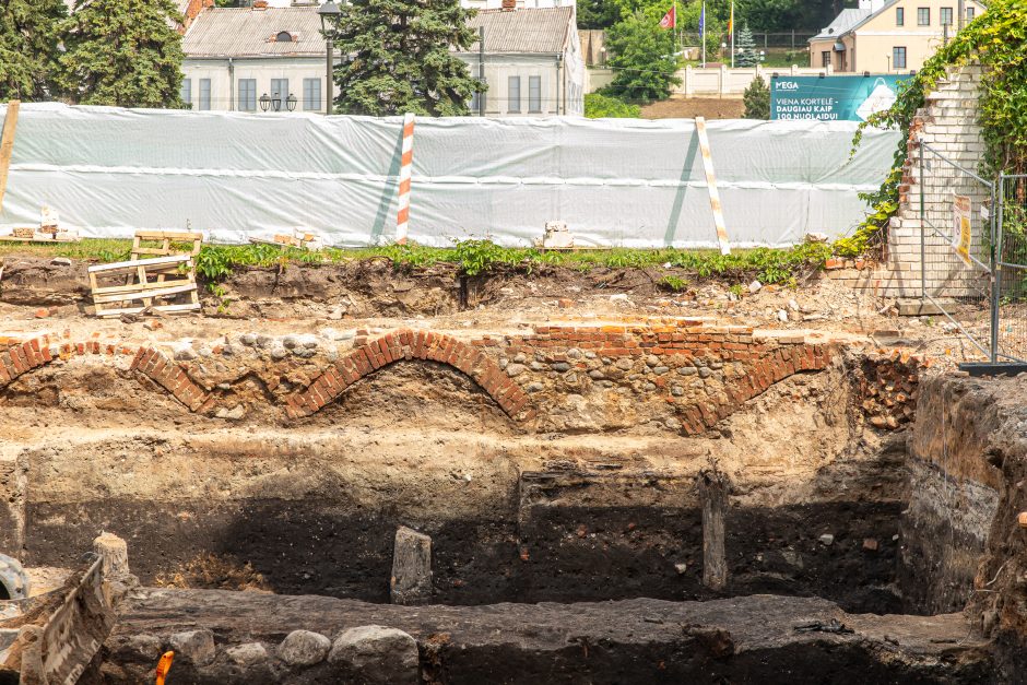 Gimnazijos kieme šeimininkauja archeologai