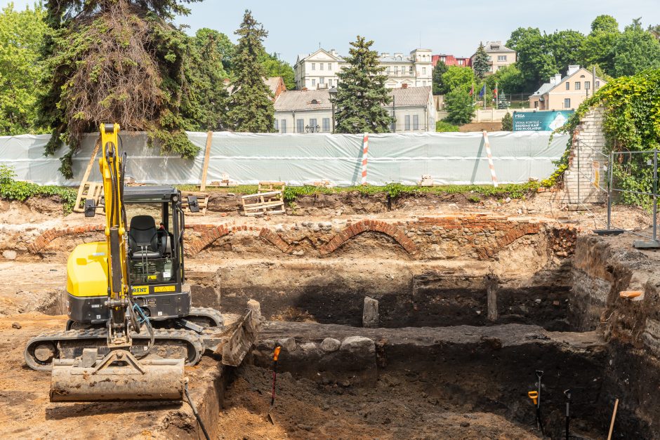 Gimnazijos kieme šeimininkauja archeologai