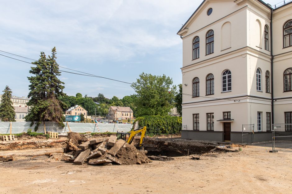 Gimnazijos kieme šeimininkauja archeologai