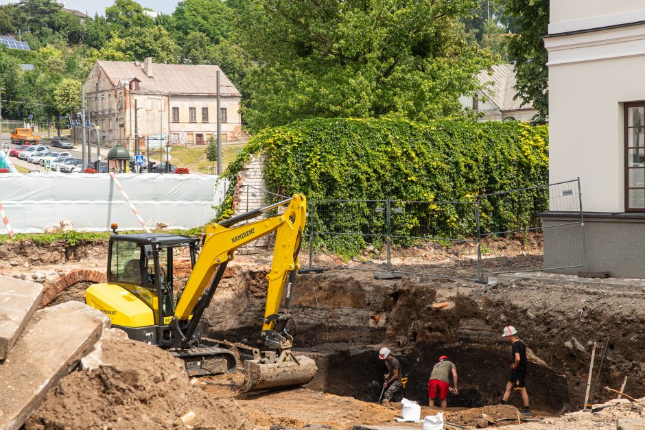 Gimnazijos kieme šeimininkauja archeologai