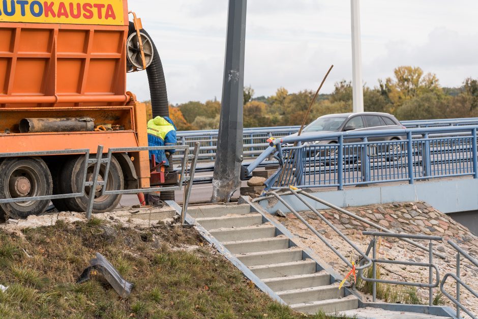 Panemunės tiltą apgriovusi ukrainietė įkalinta naktimis namuose, bet į darbą galės išvykti ir tada