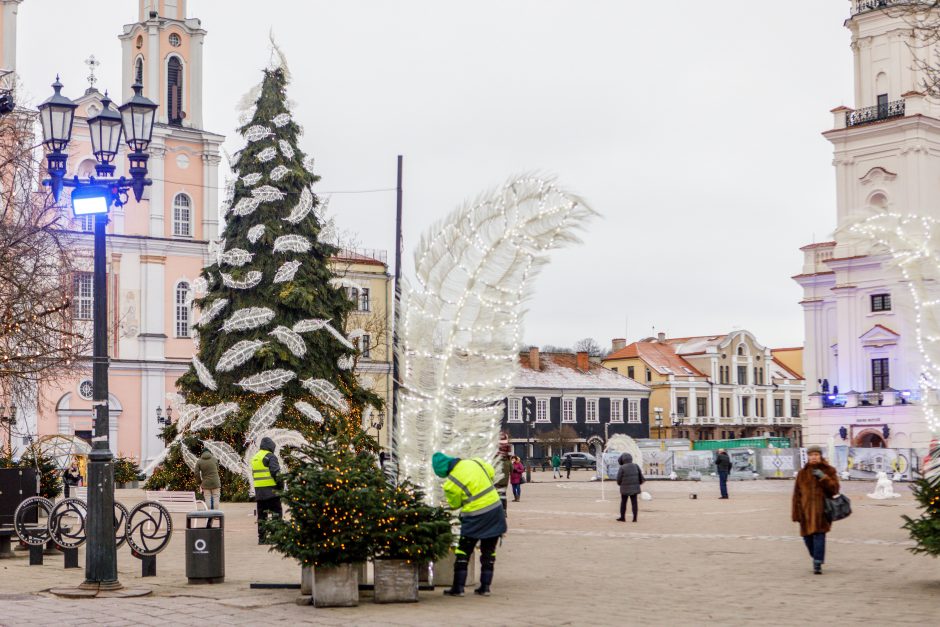 Kauno eglė įžiebta, bet darbai – nebaigti